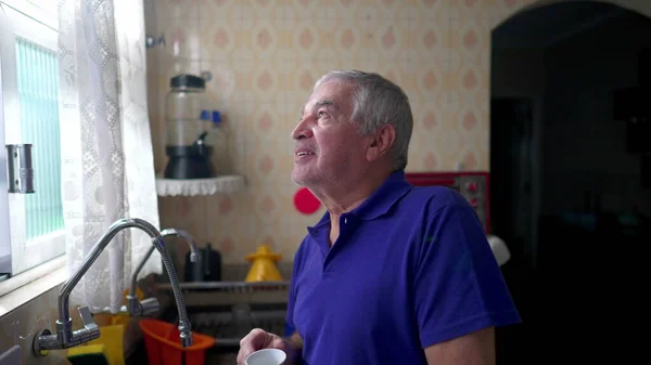 Oudere Man Genietend Van Morning Coffee Vredig Moment Door Home — Stockfoto