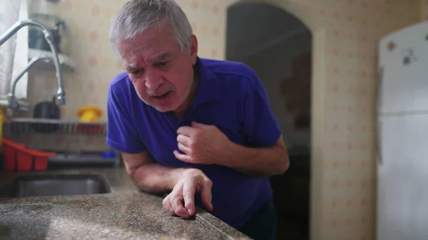 Старший Чоловік Страждає Від Серцевого Нападу Вдома Спираючись Кухонну Раковину — стокове фото