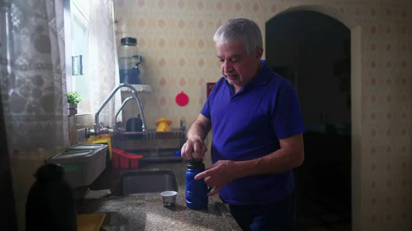 Uomo Anziano Piedi Vicino Lavello Che Serve Caffè Bere Contemplazione — Foto Stock