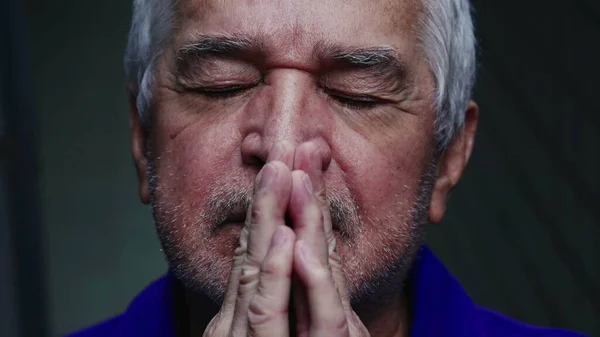 Релігійний Літній Чоловік Молиться Богу Закритими Очима Духовному Спогляданні Крупним — стокове фото