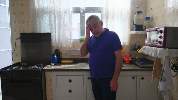 一个心事重重的老人站在厨房的水槽边 沉思着 沉思着自己的决定 手挽手进退两难的老年人 — 图库照片