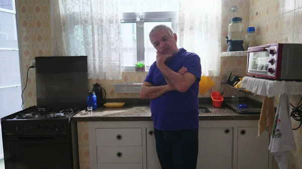 Hombre Mayor Preocupado Pensativo Pie Junto Fregadero Cocina Profunda Reflexión — Foto de Stock