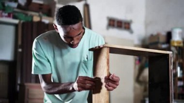 Marangozluk atölyesinde çalışan genç bir Brezilyalı marangoz. Mesleğiyle meşgul bir endüstri çalışanı