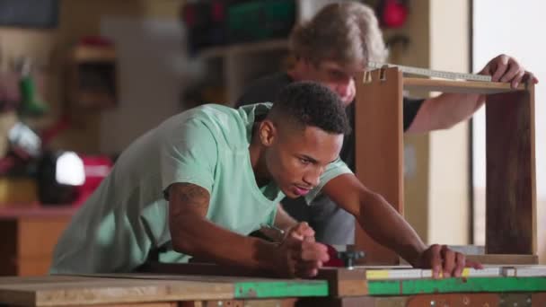 Escena Cándida Carpinteros Trabajando Taller Joven Alumno Negro Midiendo Madera — Vídeos de Stock