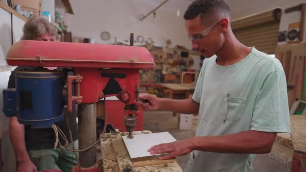 Один Молодой Черный Бразилец Занимается Своей Работой Используя Промышленную Машину — стоковое видео