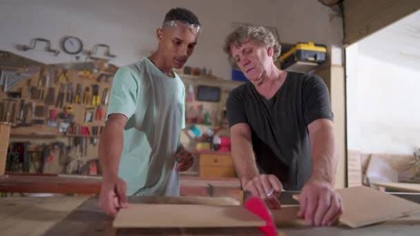 Trabalho Indústria Oficina Carpintaria Master Carpenter Usando Máquina Serra Para — Vídeo de Stock