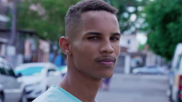 Primer Plano Joven Negro Confiado Retrato Cara Pie Calle Urbana — Vídeo de stock