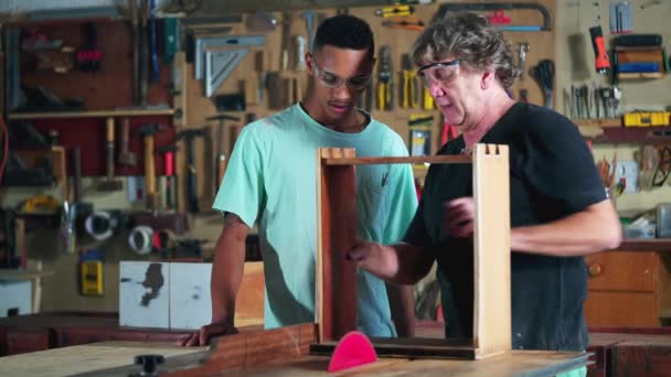 워크샵에서 견습생을 안내하는 작업의 조각을 조각에 기계를 사용하여 학생을 가르치는 — 비디오