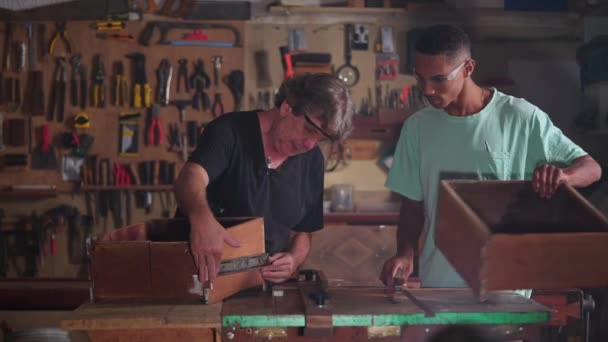 Oficina Carpintaria Master Carpenter Aprendiz Medição Madeira Com Régua Envolvido — Vídeo de Stock