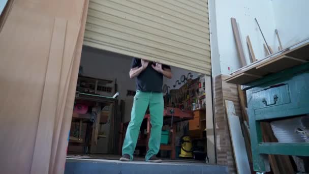本地业主关闭商铺 滑下木匠铺车库门 — 图库视频影像