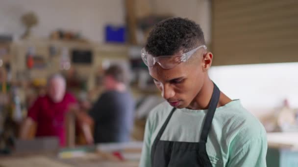 Een Jonge Braziliaanse Werknemer Van Kleine Bedrijven Draagt Uniform Beschermende — Stockvideo