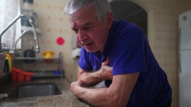 Son sınıf öğrencisi evde tek başına kalp krizi geçirdi mutfak lavabosuna yaslandı ve dramatik bir şekilde yere düştü. Hastalıkla mücadele eden yaşlı kişi