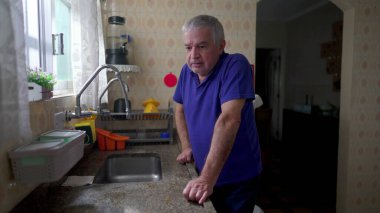 Stresli son sınıf öğrencisi mutfak lavabosuna yaslanıyor evde çaresizlik içinde debeleniyor, yaşlı insan yalnızlık, depresyon ve endişe içinde yalnız başına bunalıma giriyor.