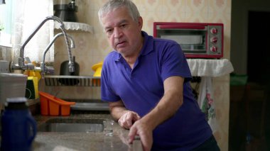 Alkolizmle boğuşan, evdeki mutfak lavabosuna yaslanan, yaşlılıkta sağlıksız davranışlar gösteren yaşlı bir adam. Madde bağımlılığı kavramı