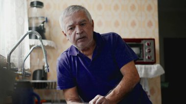 Huzursuzca evde yalnız kalan, kederle boğuşan son sınıf öğrencisi. Evde Yaşlılardan Yoksunluk, Kronik Hastalık