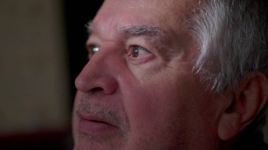 Umut dolu son sınıf öğrencisi, Sunlight 'ta yıkanan, derin düşüncelere dalmış bir şekilde eve bakan, depresyon atlatma konsepti.