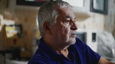 Evde Umutsuz Son Sınıflar Umutsuzca Umutsuzca Umutsuzca Umutsuzca Umutsuzca Umutsuzca Umutsuzca Yaşlanan Yüz Depresyonu ve Zihinsel Hastalıkla Savaşıyor