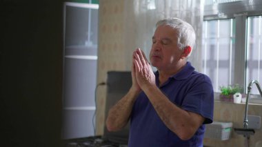 Samimi, son sınıf öğrencisi. Mutfakta Tanrı 'ya dua ediyor. Umut dolu yaşlı bir adamın ilahi yardım ve destek istediği otantik ruhani bir sahne.