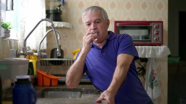 Alkolizmle boğuşan, evdeki mutfak lavabosuna yaslanan, yaşlılıkta sağlıksız davranışlar gösteren yaşlı bir adam. Madde bağımlılığı kavramı