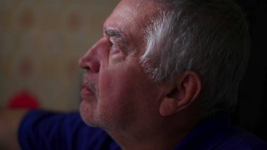 Bunalımlı son sınıf öğrencisi pencereden dışarı bakıyor, bakıyor, bir an umut veriyor, dışarı bakıyor, güneşin yüzünde parladığını hissediyor.