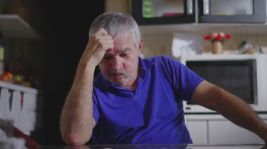 Mutfak Masasında Düşüncelere dalmış Bunalımlı Kıdemli Adam, Yalnızlık Sahnesi ve Yaşlılıkta Zihinsel Mücadele