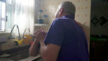 Mutfak Penceresinden Yaşlı Çiftin Romantik Sahnesi, Kıdemli Koca ve Eş Kucaklaşması