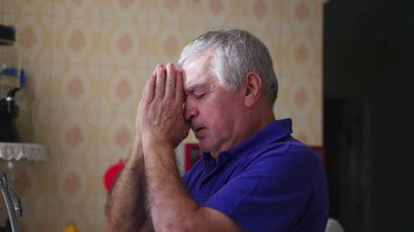 Umut Duası 'ndaki yaşlı adam evde inanç yoluyla Solace' i arıyor. Meditasyon Namazında Sadık Kıdemli Bireyler Zor Zamanlara İnancı Kucaklıyor