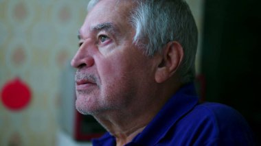 Tıraşsız, dalgın, düşünceli, yakın plan yüzlü, düşünceli bir adam. İçeride sessiz yalnızlık içindeki düşünceli yaşlı kişi.