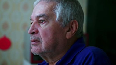 Tıraşsız, dalgın, düşünceli, yakın plan yüzlü, düşünceli bir adam. İçeride sessiz yalnızlık içindeki düşünceli yaşlı kişi.