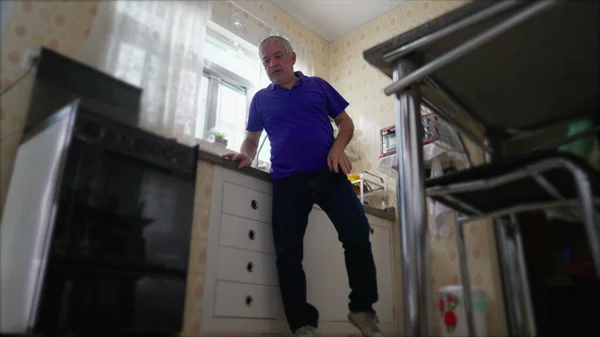 Пасічний Старший Чоловік Стоїть Біля Кухонної Раковини Вдома Сам Низькокутна — стокове фото