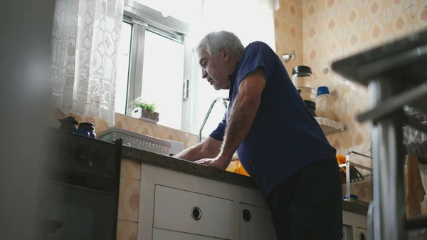 急速に落ち込んだ高齢者は キッチンシンクによって自宅で医学的に病気を感じます 年齢や精神疾患に苦しんでいる高齢者 — ストック写真
