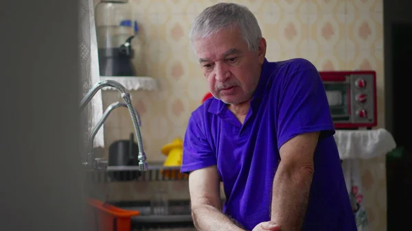 Hombre Mayor Preocupado Apoyado Fregadero Cocina Que Sufre Enfermedad Mental —  Fotos de Stock