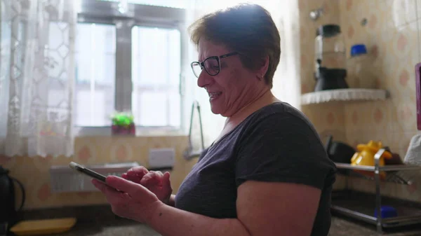 Радостная Пожилая Женщина Занятая Технологиями Читает Онлайн Контент Мобильном Телефоне — стоковое фото