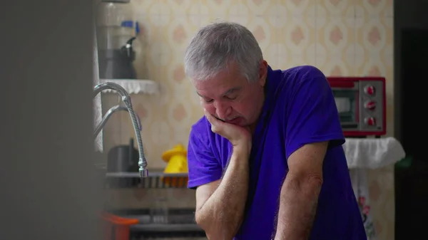 精神疾患に苦しむキッチンシンクに傾いている心配した上級男性 高齢の灰色の髪 高齢者は孤独で自宅で病気に苦しんでいる — ストック写真
