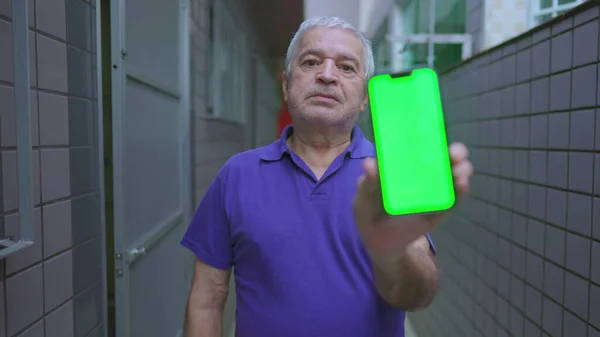 Senior Pokazujący Zawartość Kamery Chroma Key Zielonym Ekranem Smartfonie Stojąc — Zdjęcie stockowe