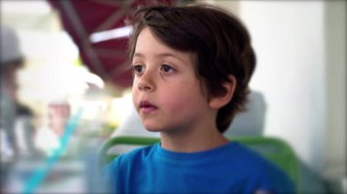 Lokantanın dışında oturan düşünceli çocuk derin düşünceli bakışlar Horizon 'a boş düşünceli ifade