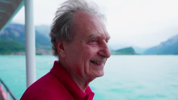 Χαρούμενος Ηλικιωμένος Που Ταξιδεύει Σκάφος Παρατηρώντας Θέα Στη Λίμνη Και — Αρχείο Βίντεο