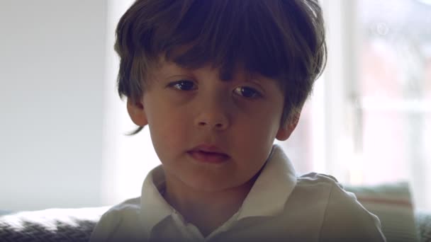 Zbliżenie Twarz Małego Chłopca Gapiącego Się Ekran Telewizora Dziecko Zahipnotyzowane — Wideo stockowe