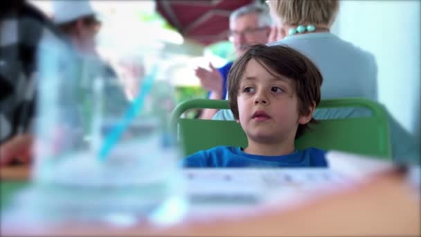 Kind Restaurant Verloren Gedanken Starrt Mit Nachdenklichem Blick Auf Den — Stockvideo