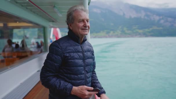 Старший Чоловік Спостерігає Озером Гірським Пейзажем Насолоджується Відпочинком Під Час — стокове відео