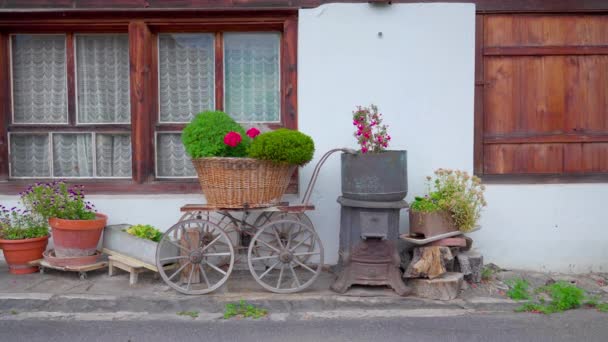 Vreemde Traditionele Europese Residentiële Decoratie Zwitserse Straat Bloempotten Landelijke Accessoires — Stockvideo