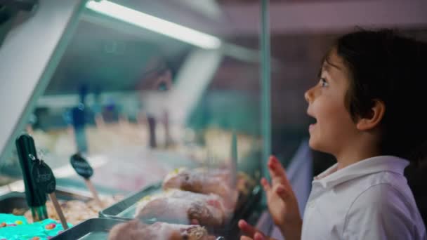 Kid Lodziarni Leaning Counter Examining Different Flavors Uchwytywanie Pobłażliwości Dzieciństwa — Wideo stockowe