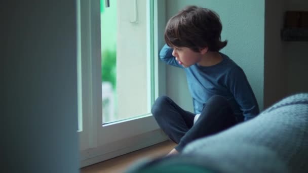 Barn Sitter Vid Fönstret Lägenheten Stirrar Gatan Lutande Hand Glas — Stockvideo