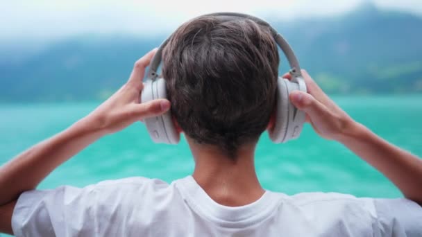 Πίσω Από Νεαρό Αγόρι Βάζοντας Ακουστικά Ενώ Στέκεται Γραφική Θέα — Αρχείο Βίντεο