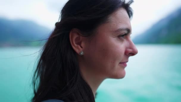 Счастливая Беззаботная Женщина Чувствует Ветер Ветра Лице Время Путешествия Лодке — стоковое видео
