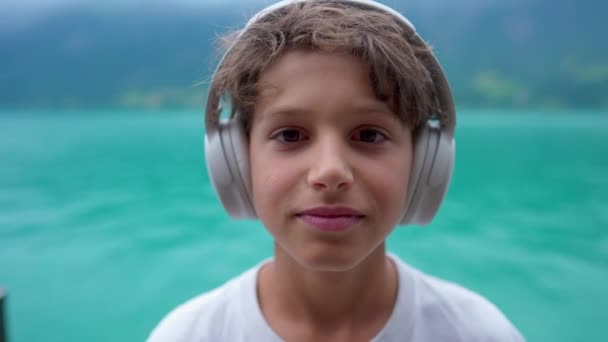 Portrét Mladého Chlapce Sluchátkách Stojícího Jezera Shire Pohledný Chlapec Poslouchající — Stock video