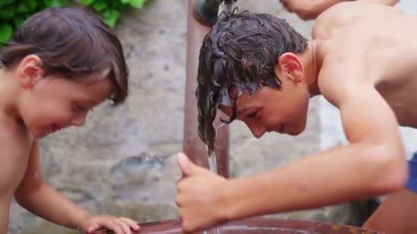Brother Sibling Washing 공공의 Fountain Refrehing 뜨거운 Bonding — 비디오