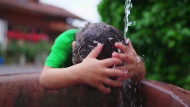 Niño Pequeño Refrescando Cabeza Lavándose Pelo Fuente Pública Durante Caluroso — Vídeos de Stock