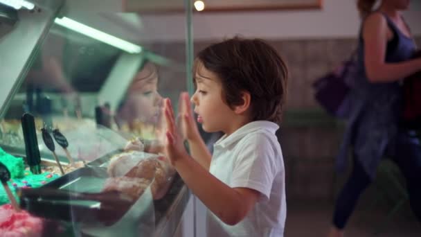 Kind Leunend Ice Cream Glass Counter Starend Naar Smaken Childhood — Stockvideo