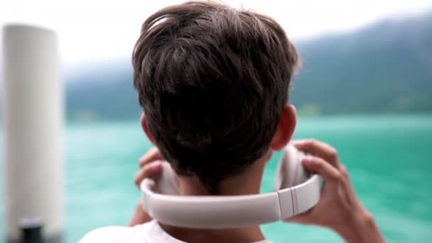 Criança Lago Shire Envolvida Com Áudio Contemplando Natureza Com Fones — Vídeo de Stock